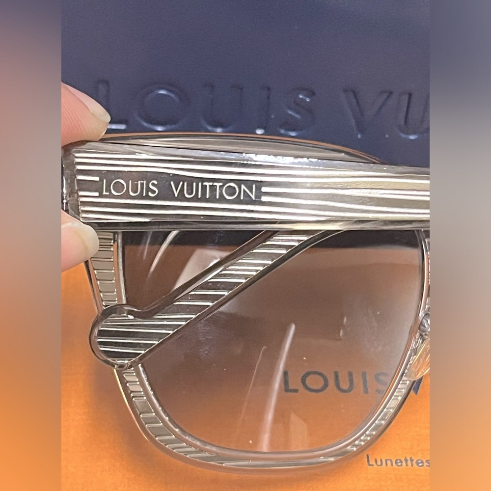 SOLD!!!!!!RARE✨LV men’s Epi Audrey sunglasses w/case, box, bag and COA - Picture 4 of 16